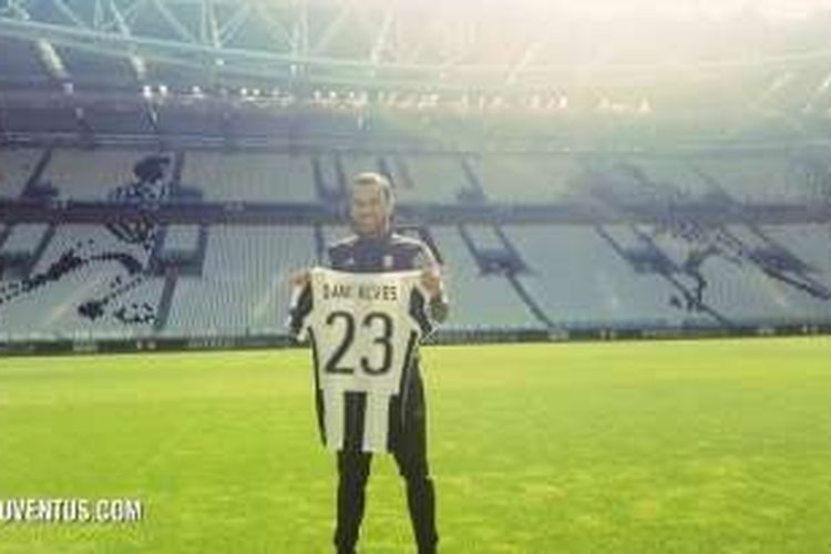 Bek asal Brasil, Dani Alves, resmi berseragam Juventus. 