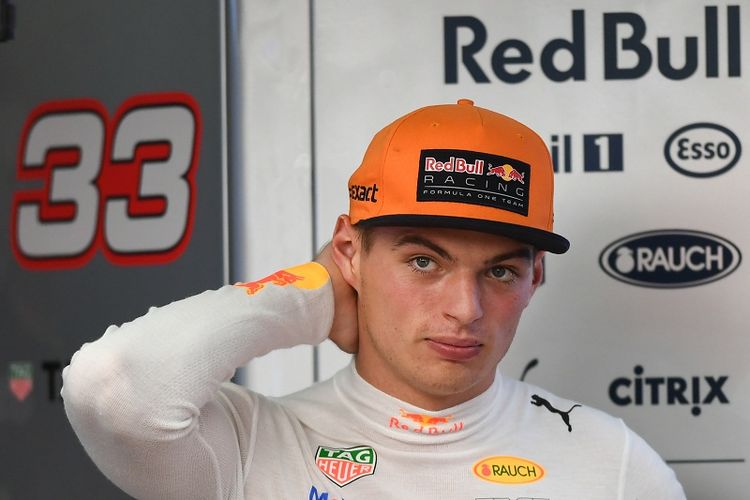 Pebalap Red Bull Racing, Max Verstappen, berada di garasi timnya jelang sesi latihan ketiga GP Malaysia, di Sirkuit Sepang, Sabtu (30/9/2017).