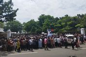 Gerbang Kemensetneg Dibuka Lebar, Warga Berebut Masuk ke 'Open House' Jokowi