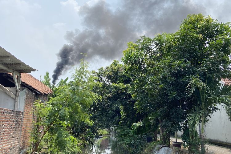 Riset: Polusi Udara di Desa Jatim Lampaui Batas Aman WHO akibat Bakar Plastik