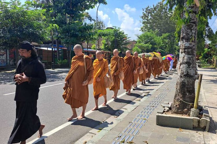 Sebanyak 30 biksu melakukan prosesi jalan kaki dari Candi Mendut ke Candi Pawon dan berakhir di Candi Borobudur, Kabupaten Magelang, Jawa Tengah, Kamis (25/5/2023). Ini merupakan rangkaian Dharmayatra Adi Buddha Puja yaitu ritus Buddha pada masa Jawa Kuno.