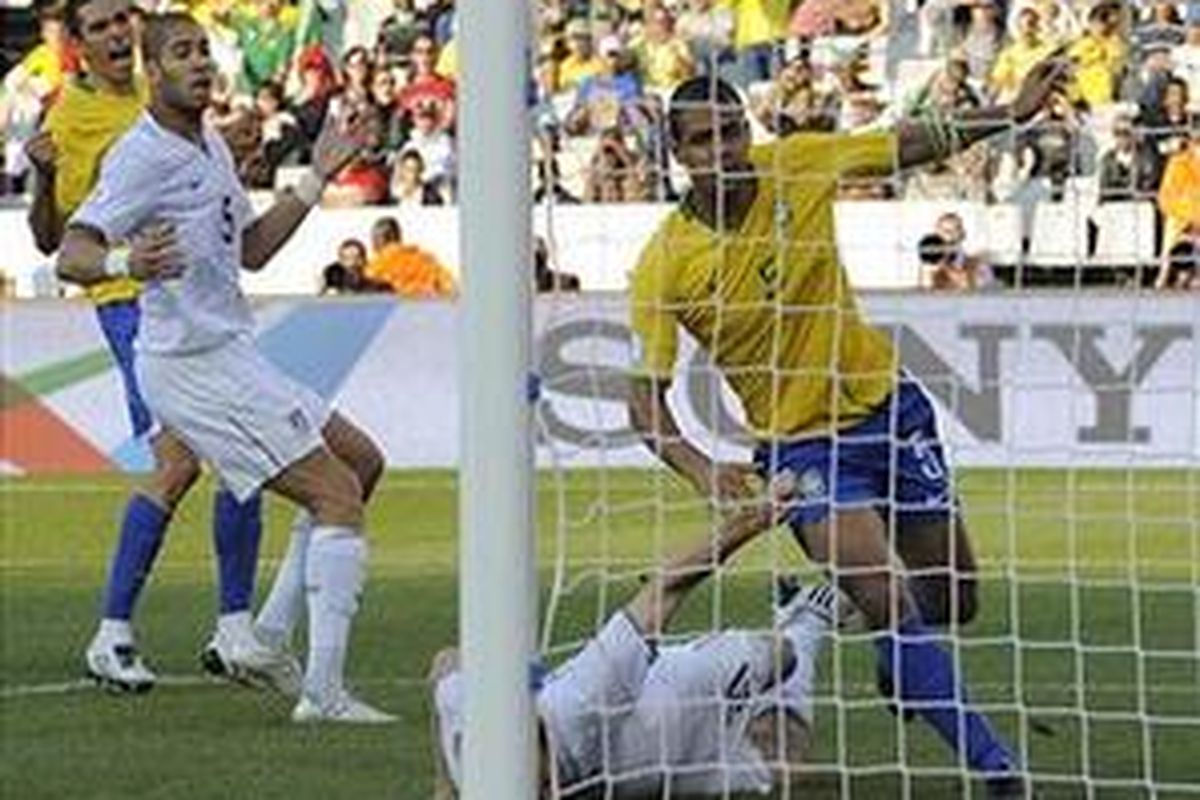 Gelandang Fiorentina, Felipe Melo (nomor lima) saat membela Brasil pada pertandingan melawan Amerika Serikat di fase Grup-B Piala Konfederasi 2009.