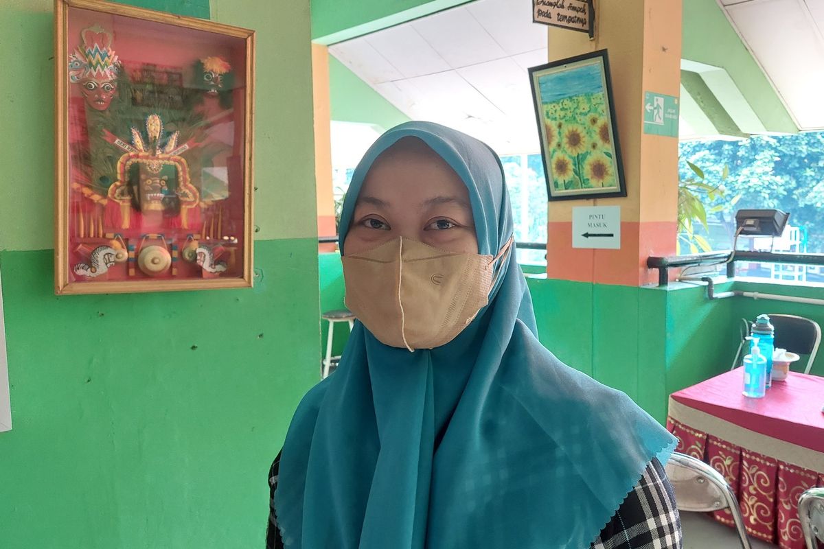 Uis (39) warga Meruya, Jakarta Barat, berharap mendapat pencerahan saat mendatangai Posko Pengaduan Penerimaan Peserta Didik Baru (PPDB) 2022 dari Sudin Pendidikan wilayah Jakarta Barat 2 di SMA 78 Jakarta. 