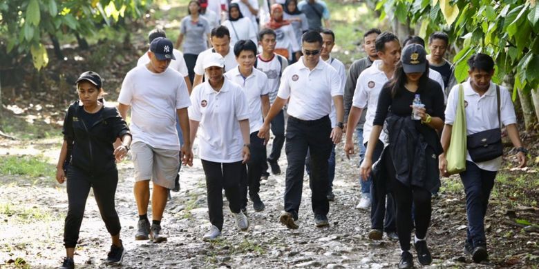 Menteri Rini ikut berlari sejauh 5 kilometer di acara Chocolate Glenmore Run yang menjadi bagian dari Banyuwangi Festival 2019, Sabtu (16/2/2019).