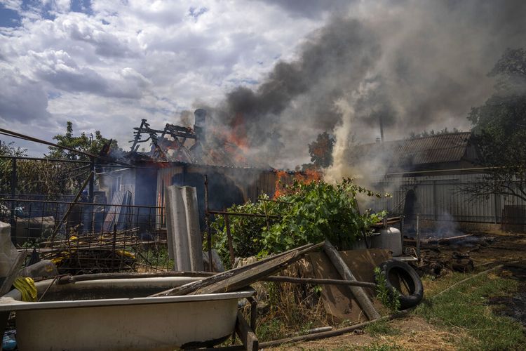 Asap mengepul dari sebuah rumah yang terbakar, setelah roket cluster menghantam kawasan pemukiman, di Konstantinovka, Ukraina timur, Sabtu, 9 Juli 2022.