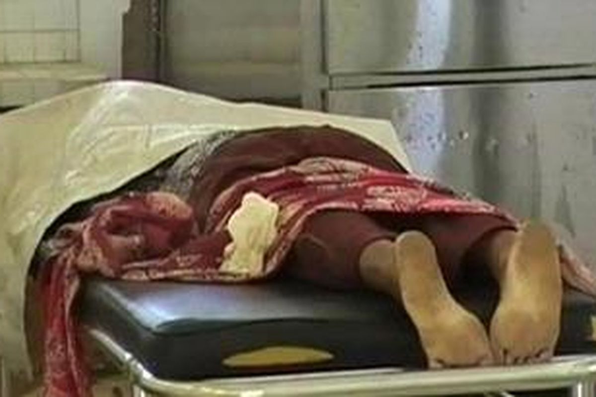 Mayat Sulastri saat berada di RSUD dr Abdoer Rahem. Sulastri menjadi korban tabrak lari oleh truk misterius.