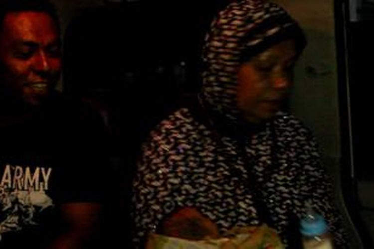 Sejumlahwarga mengantar bayi Malang yang ditemukan dibawa kolong Jembatan, mengantar ke RSUD lasinrang