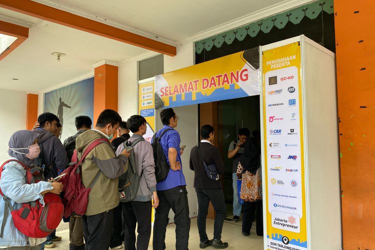 Pencari Kerja Padati Job Fair di GOR Tanjung Duren Jakbar