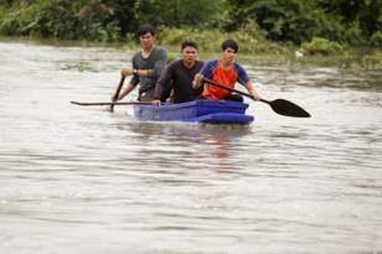 Petugas penyelamat sedang mencari dua bocah yang dikabarkan hanyut di sungai yang meluap saat banjir melanda wilayah selatan Thailand, di Provinsi Pattani, Selasa (6/12/2016).  