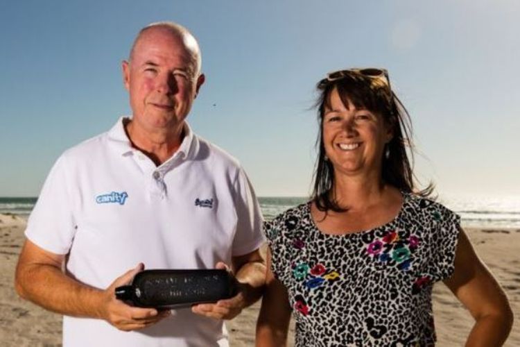 Kim dan Tonya Illman menemukan botol bersejarah itu saat berjalan-jalan di sebuah pulau di sebelah utara Perth, Australia Barat.