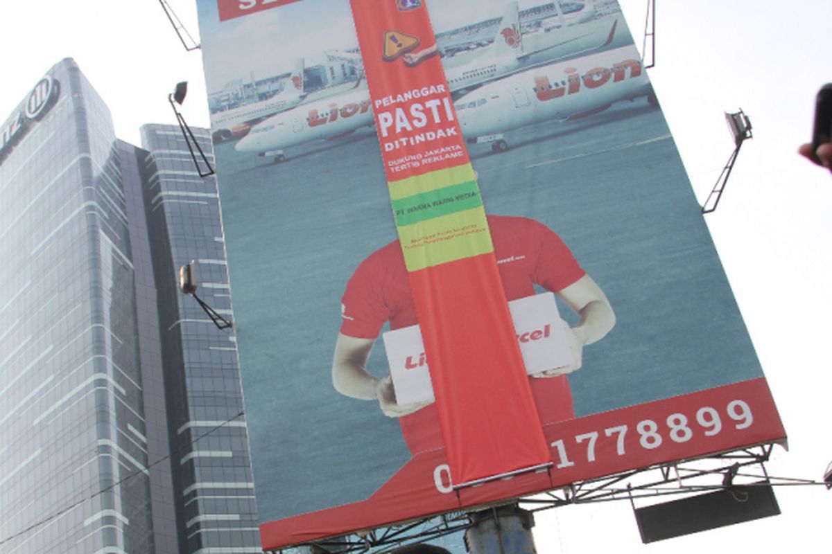 Reklame di Jalan HR Rasuna Said, Jakarta Selatan dipasangi peringatan, Jumat (19/10/2018).