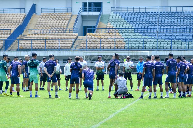 Persib Bandung mematangkan taktik dalam sesi latihan Kamis (29/9/2022) di Stadion Gelora Bandung Lautan Api (GBLA) jelang laga Persib vs Persija, Minggu (2/10/2022) ini dalam pekan ke-11 Liga 1 2022-2023.