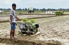 Mentan Beri Hadiah Traktor ke Petani Ini karena Punya Kesamaan Kisah Cinta