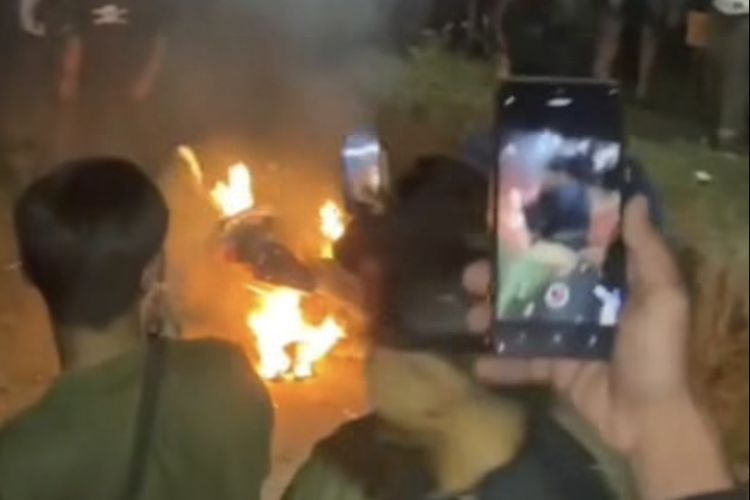 Warga Bakar Motor Begal yang Beraksi di Bandung Barat, Pelaku Babak Belur Diamuk Massa