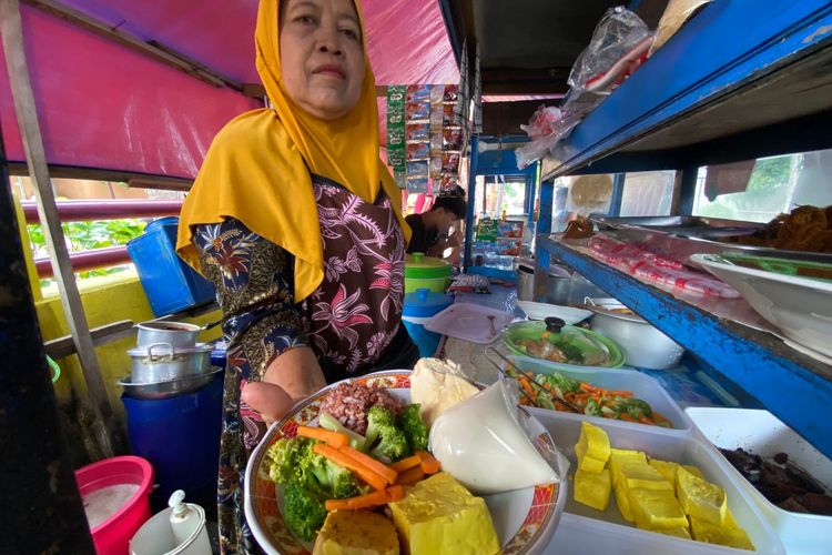 Bu Roby, saat menunjukkan meu sehat andalannya.