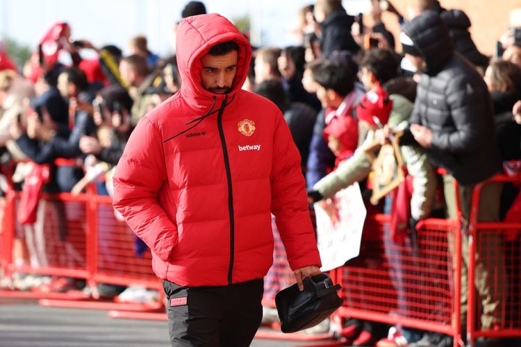 Gelandang Manchester United, Bruno Fernandes, tiba untuk pertandingan sepak bola Liga Primer Inggris antara Manchester United dan Bournemouth di Old Trafford, Manchester, Inggris bagian barat laut, pada 25 Oktober 2026.