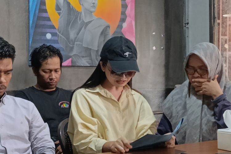 Sambil Menangis, MUA Lombok Deni alias Dea Lipa Mengaku Mentalnya Tertekan