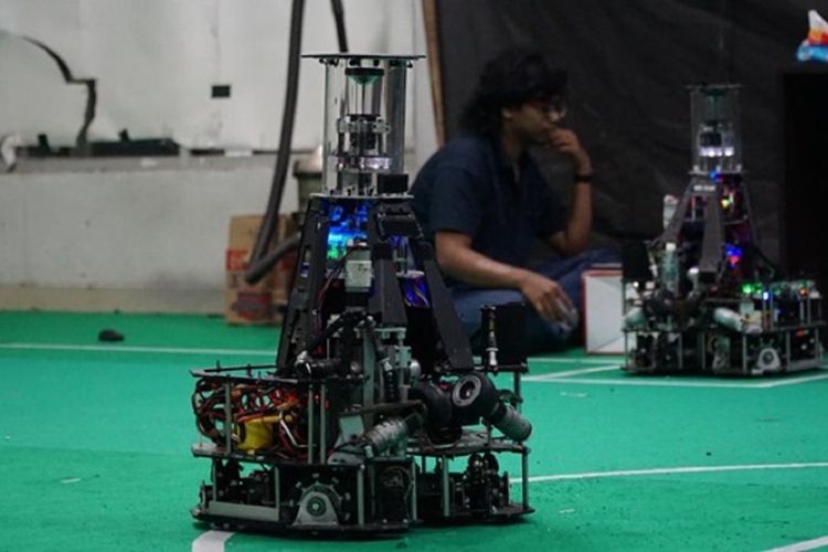 Tim IRIS ITS mempersiapkan dan mengecek kondisi robotnya yang siap berlaga di kategori Middle-Size League, RoboCup 2021 Worldwide