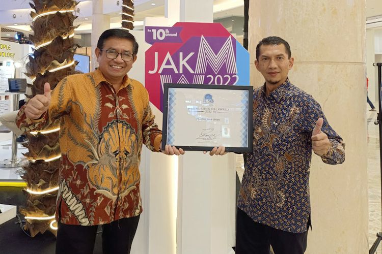 Direktur Utama Petrokimia Gresik Dwi Satriyo Annurogo (kiri) bersama Sekretaris Perusahaan Yusuf Wibisono, usai menerima penghargaan dari ICSB Indonesia.