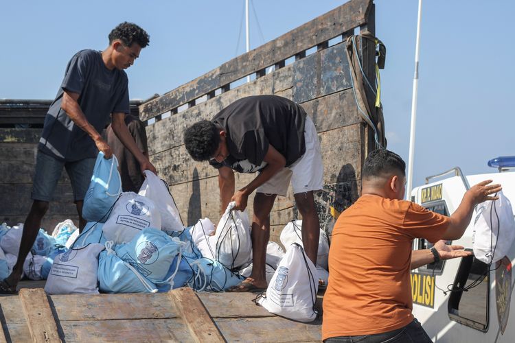 Gempa NTT, 17 Personel Polres Sikka Tembus Jalur Laut Evakuasi Warga Terisolasi di Pulau Palue