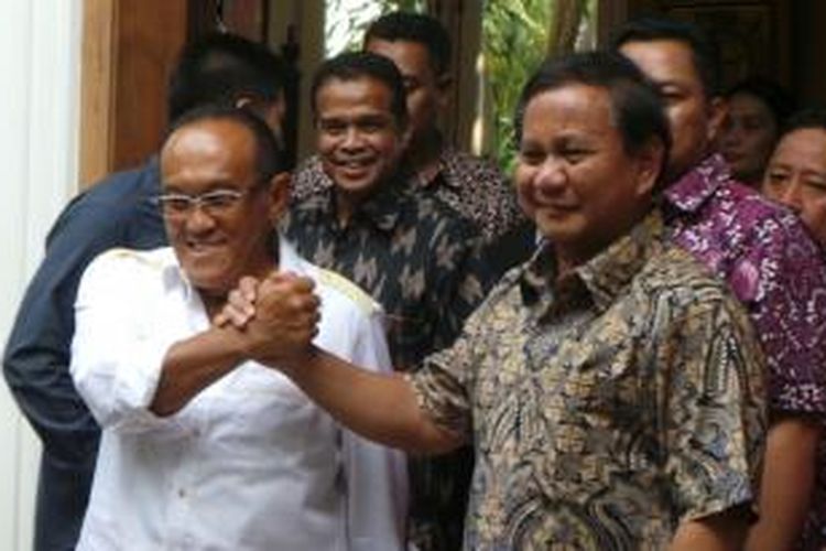 Bakal calon presiden dari Partai Golkar dan Gerindra, Aburizal Bakrie dan Prabowo Subianto, saat bertemu melakukan penjajakan koalisi, di Jakarta, Selasa (29/4/2014).