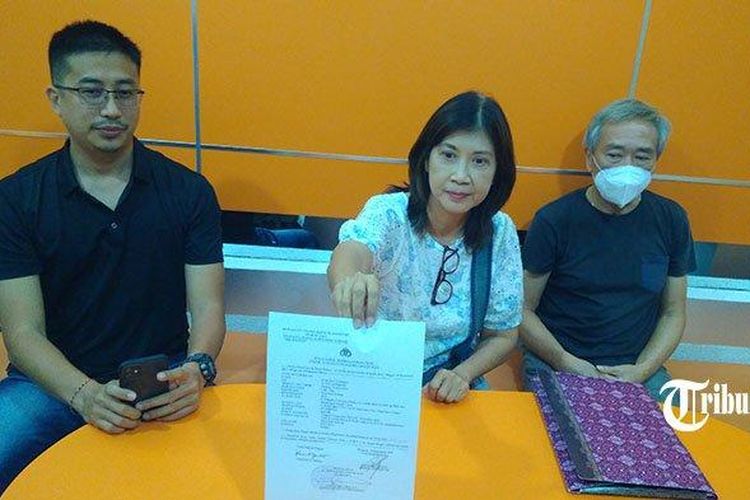 Pemilik Ayu Terra Resort Ubud, Linggawati Utomo (tengah), Vincent Juwono (kanan) dan pengacara yang mendampingi, Heri (kiri) di Denpasar pada Minggu 10 September 2023 malam.
