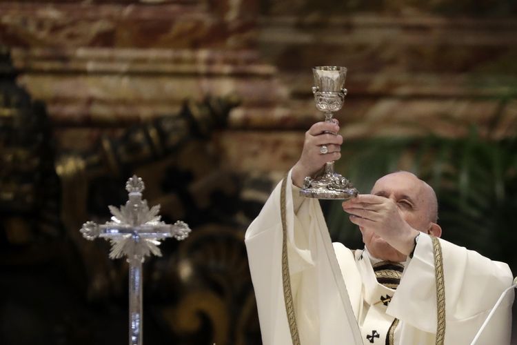 Paus Fransiskus memimpin Misa Krisma di Basilika Santo Petrus, Vatikan, Kamis, (1/4/2021). Dalam Misa itu, Paus memberkati sejumlah minyak suci yang akan digunakan untuk menyelenggarakan sakramen.