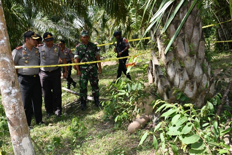 Polisi melihat lokasi temuan bom pipa di Desa Blang Gleum, Kecamatan Julok, Aceh Timur, Kamis (12/3/2020) 