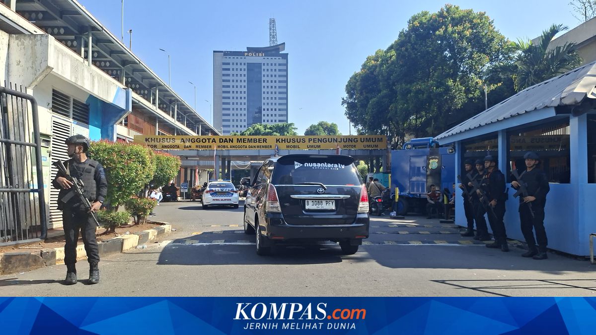 Pintu Masuk Polda Metro Jaya Masih Dijaga Brimob Bersenjata, Identitas Pengunjung Diperiksa
