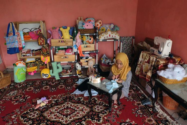 Siti Nuraisyah (33) mengerjakan plushie (boneka) di workshop-nya di Perum Ragom Gawi Permai I, Rajabasa. Plushie produk merek Ciprut Craft ini didesain secara eksklusif, hanya satu untuk satu produk. (FOTO: Dok. Ciprut Craft)