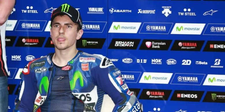 Pebalap Movistar Yamaha, Jorge Lorenzo, berada di paddock Sirkuit Americas, Austin, pada sesi latihan bebas kedua GP Americas, Jumat (10/4/2015).