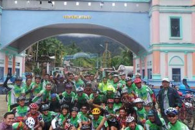 Peserta Jelajah Sepeda Sabang-Padang Kompas PGN foto bersama jajaran Polisi Lalu Lintas Polda Aceh di perbatasan antara wilayah Aceh Selatan dan Sumatera Utara, Jumat (6/9/2013).