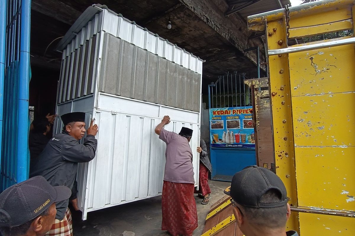 Penghuni rumah kosongkan perabotan dalam rumah yang dieksekusi Pengadilan Negeri Lumajang, Rabu (11/6/2025).