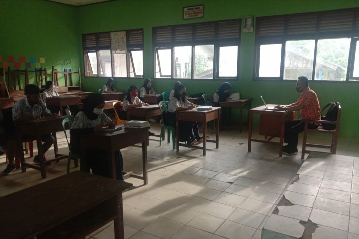 Some students of SMP 1 state junior high school in Lumbis sub-district in North Kalimantan attend in-person class as the school has been recently reopened amid the Covid-19 pandemic. 