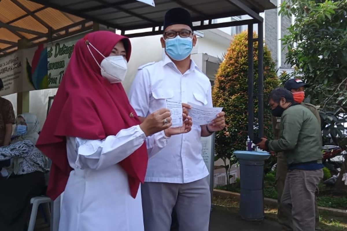 Calon Wakil Wali Kota Depok nomor urut 02 didampingi istri menggunakan hak pilihnya di TPS 47, Kompleks Acacia, Grand Depok City, Depok