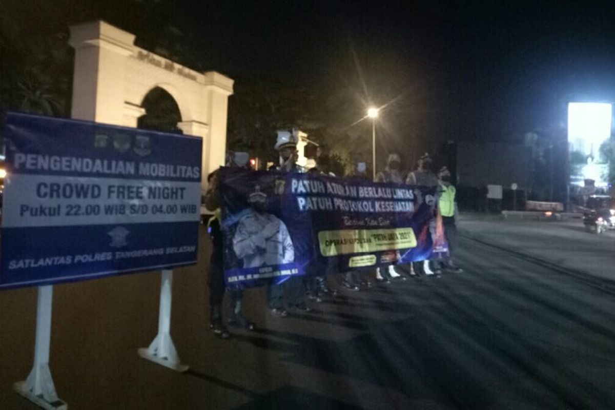 Satlantas Polres Tangsel memberlakukan aturan crowd free night sudah diberlakukan di Alam Sutera, Tangerang Selatan, Jumat (14/9/2021) malam.