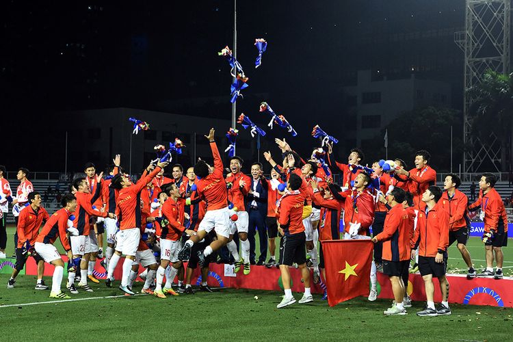 Para pemain Timnas Vietnam merayakan kemenangan atas Indonesia usai laga final sepak bola SEA Games 2019 yang digelar di Stadion Rizal Memorial, Filipina, Selasa (10/12/2019) malam. Vietnam berhasil meraih medali emas sepak bola SEA Games setelah menundukkan Indonesia dengan skor 3-0.