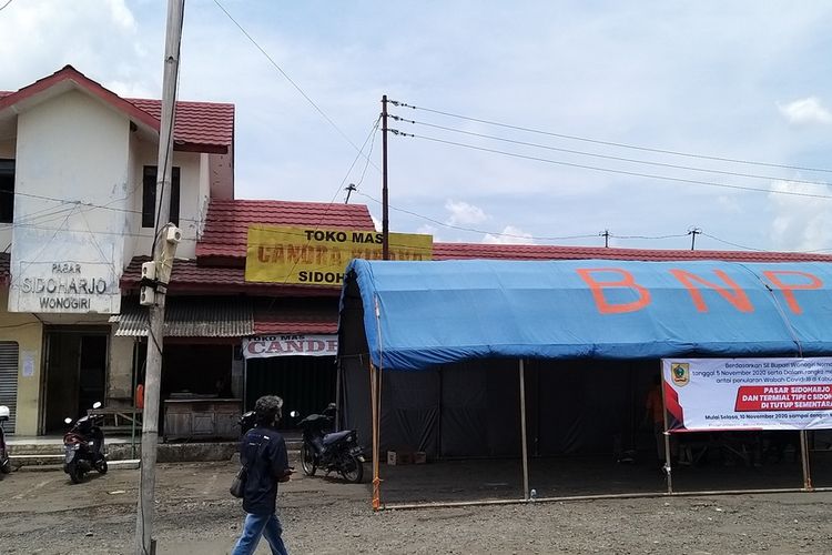 PASAR SIDOHARJO—Inilah lokasi pasar Sidoharjo, Kecamatan Sidoharjo, Kabupaten Wonogiri yang sempat ditutup setelah 7 pedagang di pasar itu terpapar corona. Hingga kini jumlah pedagang Pasar Sidoharjo yang terkonfirmasi positif covid-19 mencapai 80 orang.