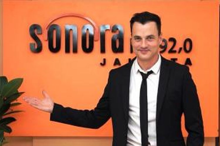 Tommy Page saat berkunjung ke Radio Sonora Jakarta.