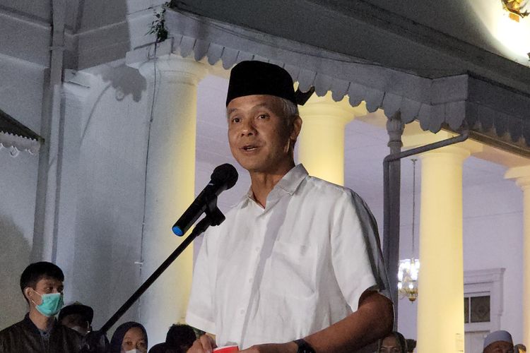 Gubernur Jawa Tengah Ganjar Pranowo bertakziah ke kediaman dinas Gubernur Jawa Barat Ridwan Kamil di Gedung Pakuan, Kota Bandung, Jawa Barat, Minggu (12/6/2022).