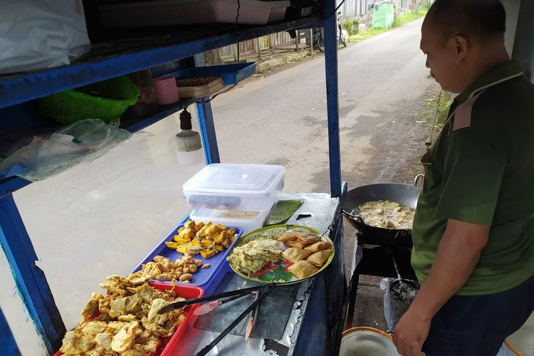 Penjual gorengan di Jalan Purwobakti, Purwokerto, Kabupaten Banyumas, Jawa Tengah, Jumat (25/3/2022).