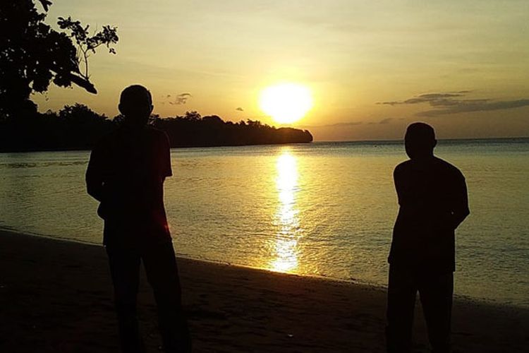 Para pengunjung yang berfoto dengan latar senja di Pantai Wairterang, Maumere, Flores, Nusa Tenggara Timur, Senin (10/6/2019).