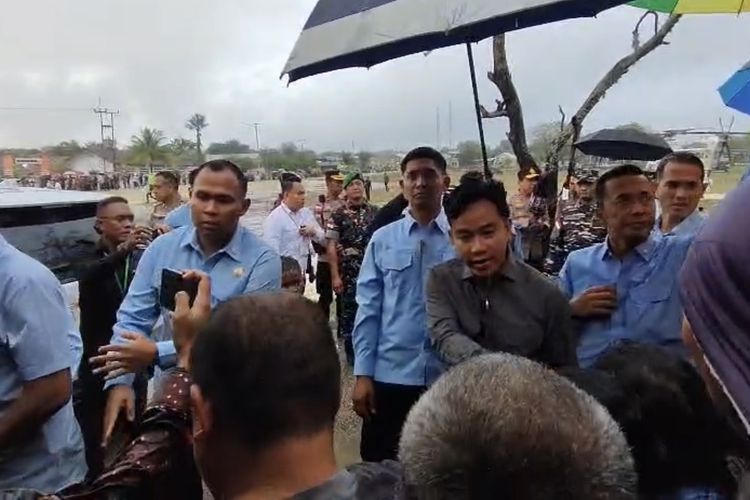 Demi Bertemu Gibran, Warga Papela Rote Ndao Bertahan di Tengah Hujan Sejak Subuh