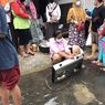 Banjir di Ciganjur Mulai Surut, Warga Bersih-bersih Perabotan Pakai Air Kali
