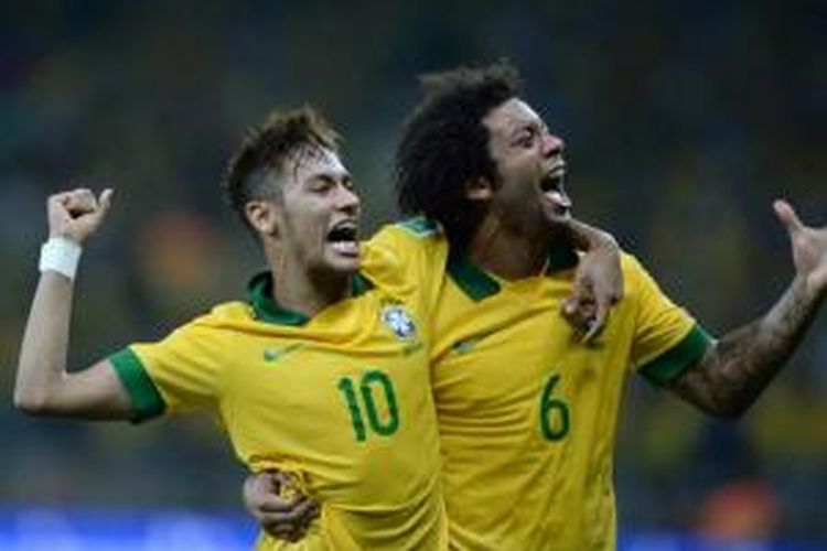 Penyerang, Neymar (kiri) dan bek Marcelo merayakan kemenangan setelah gelandang Paulinho mencetak gol melawan Uruguay pada semifinal Piala Konfederasi Brasil 2013 di Stadion Mineirao, Belo Horizonte, 26 Juni 2013.