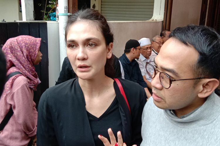 Luna Maya melayat ke rumah Sekar Dewi di Perumahan Pejaten Mas, Pasar Minggu, Jakarta Selatan, Kamis (29/11/2018). Sekar Dewi, ibunda pembawa acara Ayu Dewi meninggal Siang ini di RS Medistra Jakarta. 