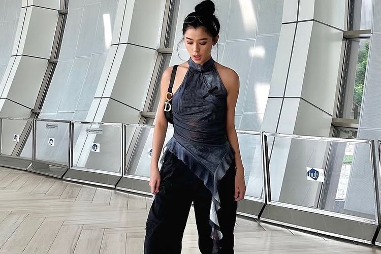 Gabriella Ekaputri mengenakan baju ala street style untuk Imlek.