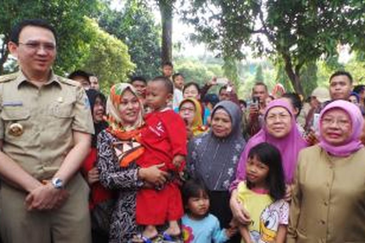 Gubernur DKI Jakarta Basuki Tjahaja Purnama saat berfoto bersama warga Meruya Utara seusai meresmikan Ruang Publik Terpadu Ramah Anak (RPTRA) Meruya Utara, Kembangan, Jakarta Barat, Selasa (29/12/2015).