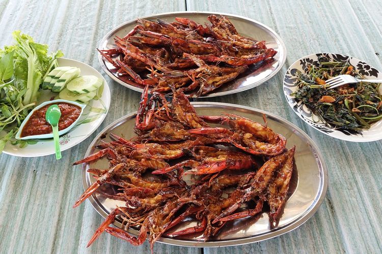 Sajian menu lobster air tawar menjadi favorit pengunjung Rawa Pening