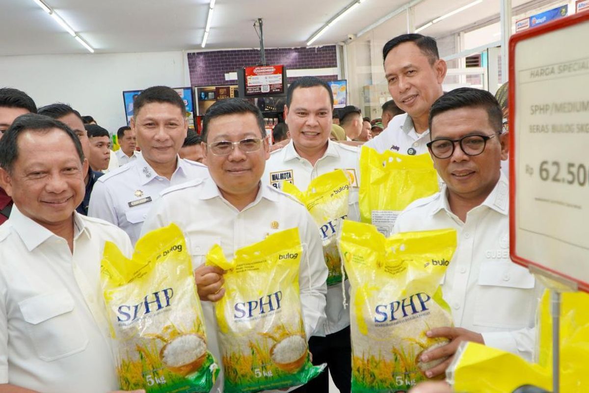 Menteri Dalam Negeri (Mendagri) Muhammad Tito Karnavian  bersama Kepala Bapanas Arief Prasetyo Adi dan Direktur Utama (Dirut) Perusahanya Umum (Perum) Bulog Ahmad Rizal Ramdhani berfoto bersama saat meninjau langsung penyaluran beras SPHP di Kota Serang, Banten, Rabu (20/8/2025).